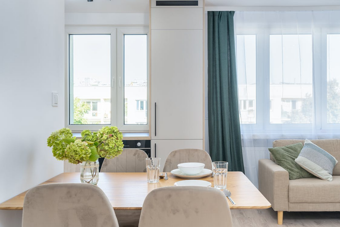 How to fit a dining table in a small living room - Space-Saving tips