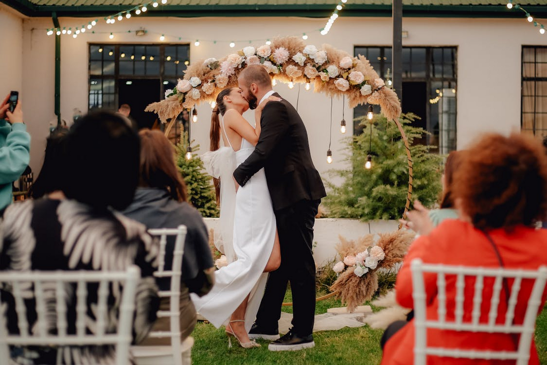 How to do a wedding on a budget - Tips to plan your dream day for less
